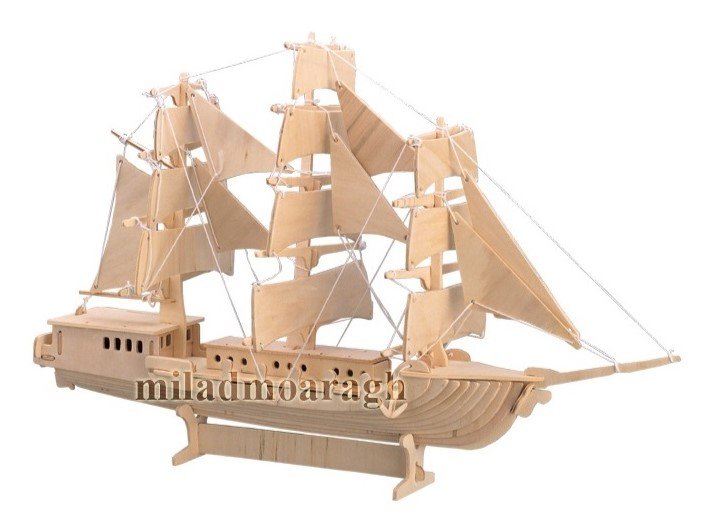 Figurilla de barco de madera